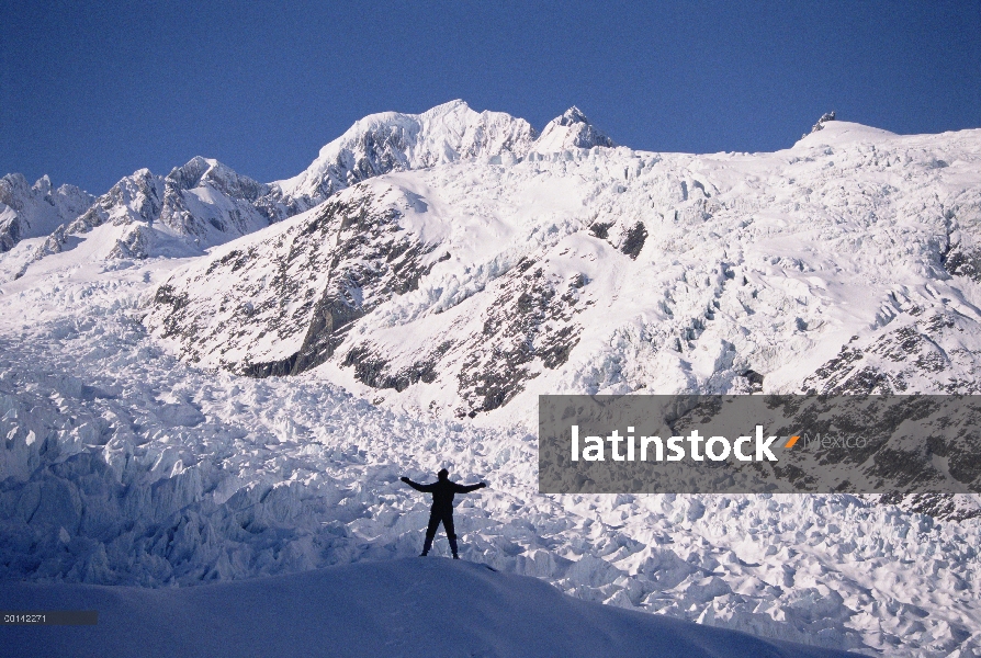 Excursionista en superior Fox glaciar en invierno, Parque Nacional de Westland, Isla Sur, Nueva Zela