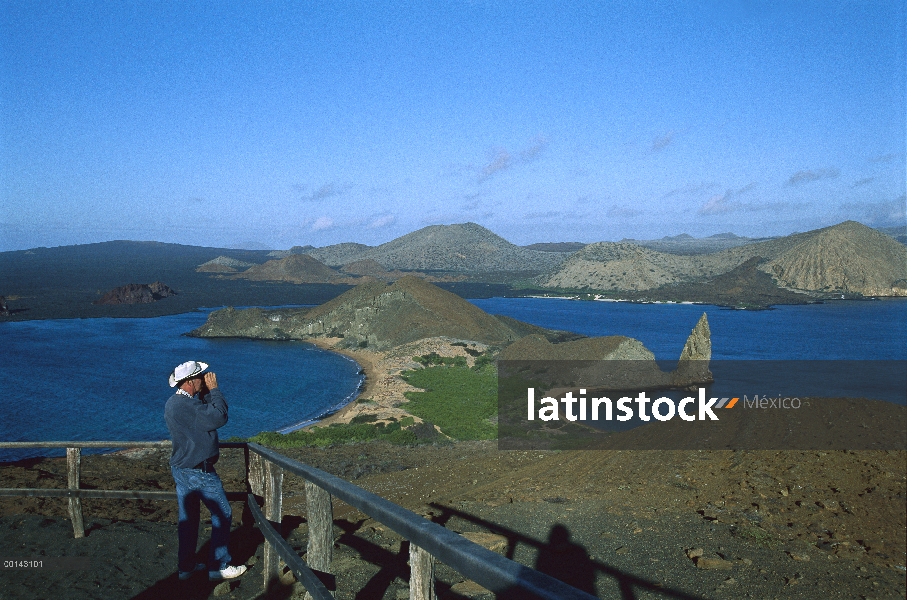 Visitantes admirando la vista clásica de Cumbre de Roca Pináculo y paisaje volcánico, Isla Bartolomé