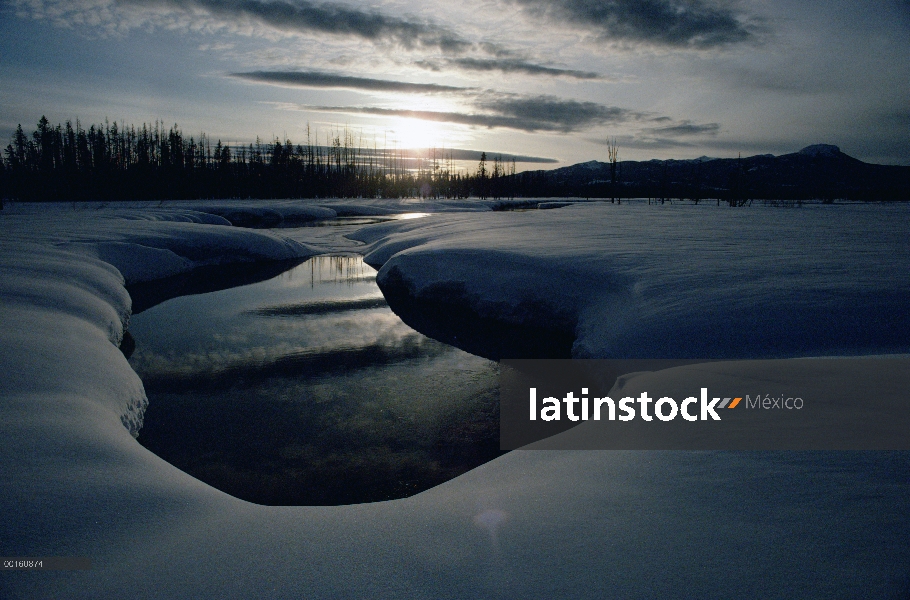 Nubes que se reflejan en aguas del río aún en invierno, Parque Nacional de Yellowstone, Wyoming