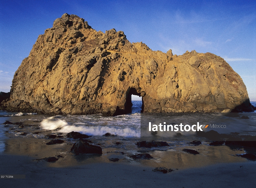 Arco de mar en la playa de Pfeiffer Big Sur, California