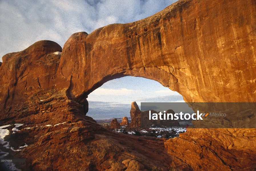 Arco de la torreta a través de arco de ventana norte, Parque Nacional Arches, Utah