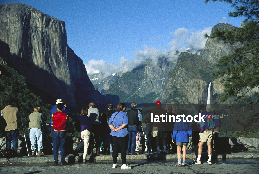 Turistas en el mirador, Parque Nacional de Yosemite, California