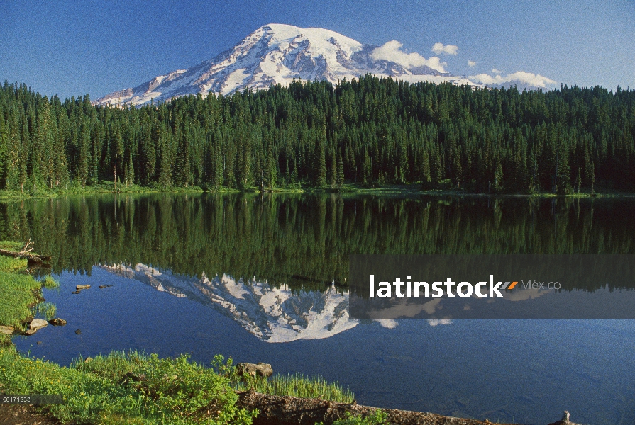 Mount Rainier y reflejo del lago, Parque Nacional de Mount Rainier, Washington