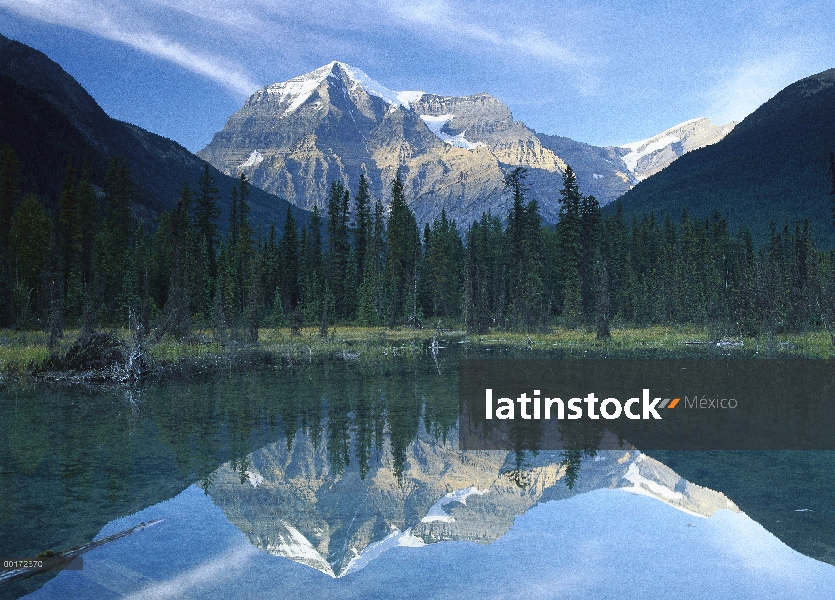 MT Robson, el pico más alto en las montañas Rocosas canadienses, refleja en lake, British Columbia, 