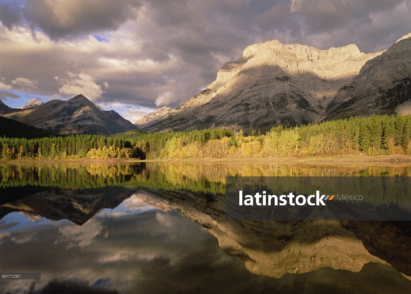 Fortaleza de montaña y Mt Kidd en cuña charca, país de Kananaskis, Alberta, Canadá