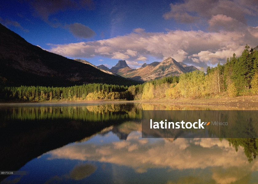 Fortaleza de montaña en el estanque de la cuña, país de Kananaskis, Alberta, Canadá