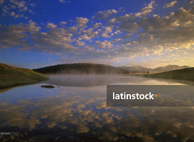 Gama de Absaroka, reflejada en el lago, Parque Nacional de Yellowstone, Wyoming