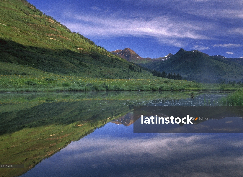 Serie rubí refleja en lago, bosque del nacional de Gunnison, Colorado