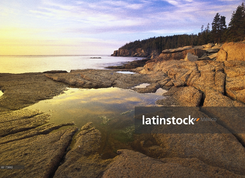 Costa Atlántica cerca de agujero de trueno, Parque Nacional Acadia, Maine