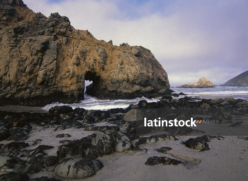 Arco de mar en la playa de Pfeiffer Big Sur, California