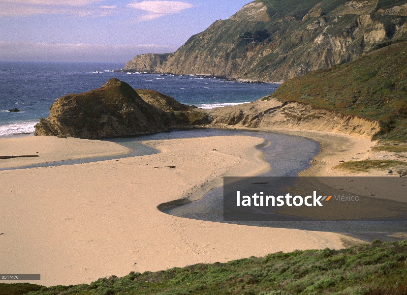 Creek que fluye hacia el océano, El Sur Rancho, Big Sur, California