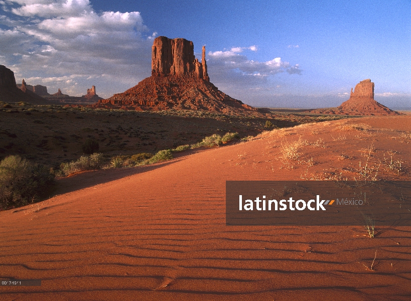 Dunas de arena y Mittens, Monument Valley Navajo Tribal Park, Arizona