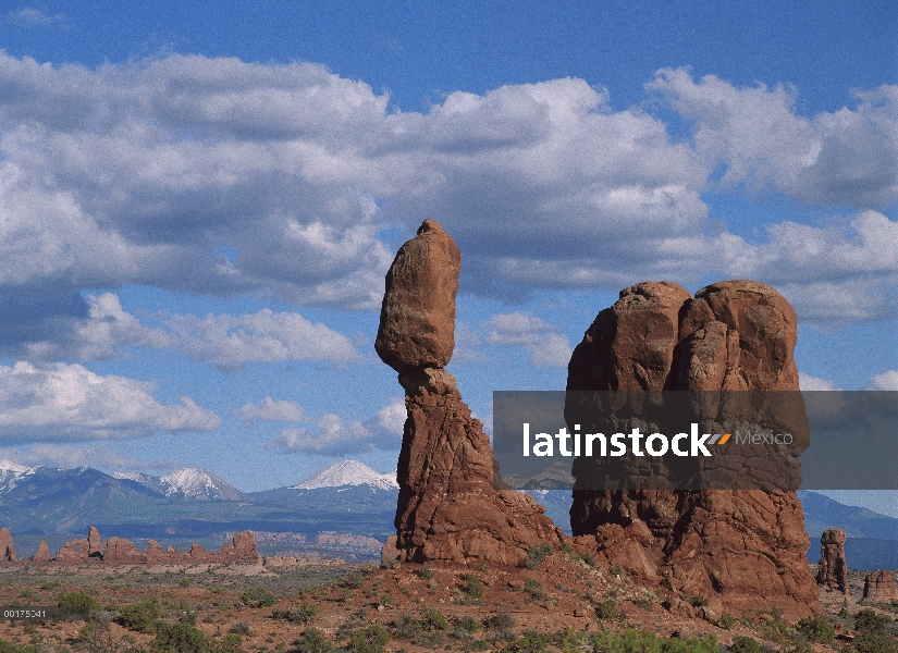 Roca equilibrada bajo cielo nublado, Parque Nacional Arches, Utah