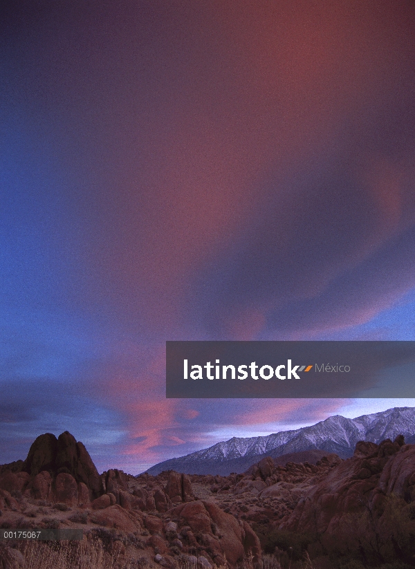 Salida del sol sobre la Sierra Nevada gama de Alabama Hills, California