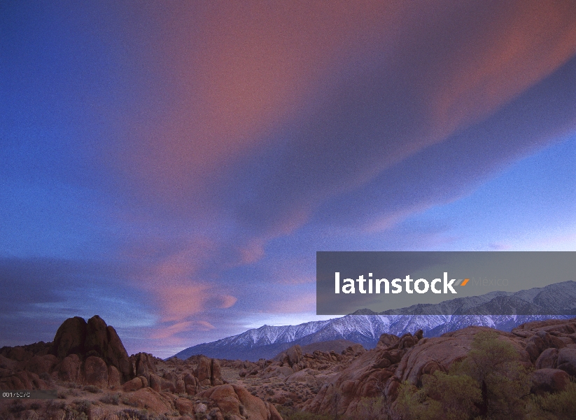 Amanecer en la Sierra Nevada gama de Alabama Hills, California