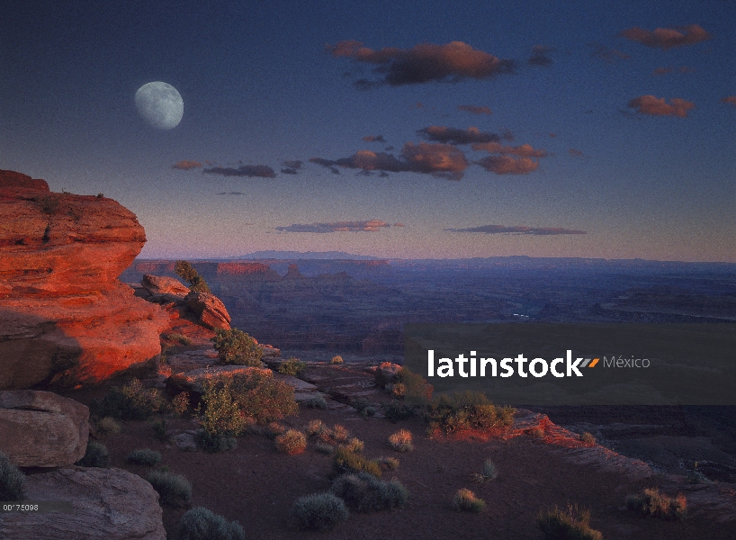 Luna sobre el Parque Nacional Canyonlands desde Mirador de Green River, Utah