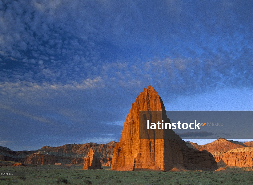 Templos del sol y la luna en el valle de la Catedral, el monolito está hecho de piedra arenisca de l