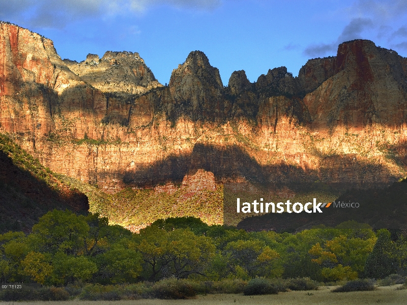 Torres de la Virgen con sombras de nubes, Parque Nacional de Zion, Utah