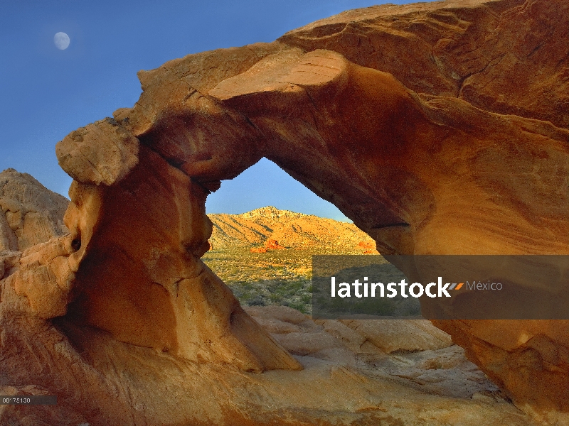 Arco de roca y la luna, Valle de fuego State Park, Nevada