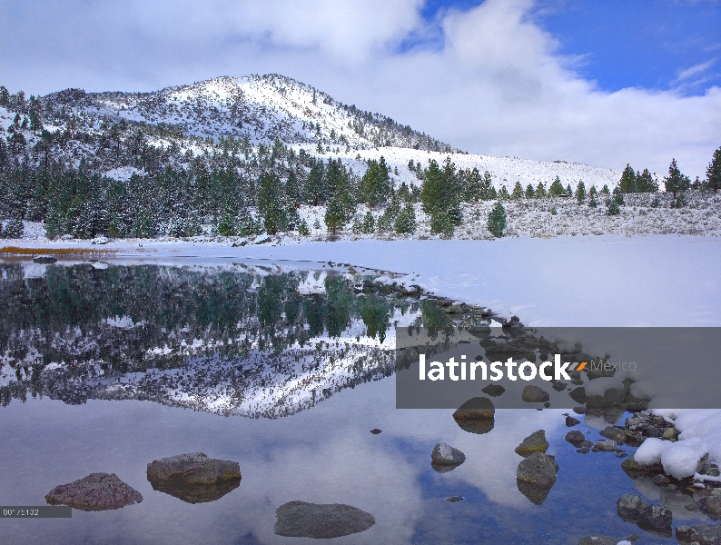 Junio lago reflejando las montañas cubiertas de nieve después de pasar la tormenta, las montañas de 