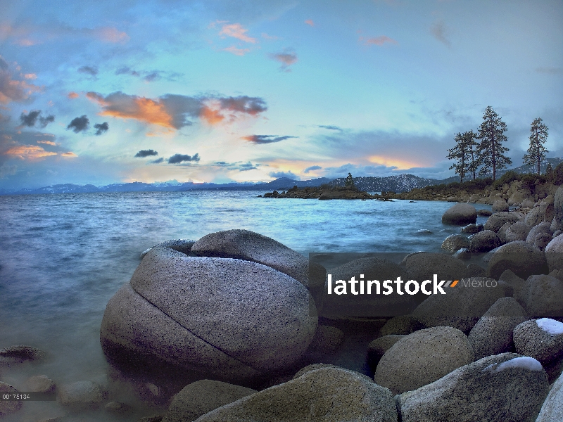 Costa rocosa Playa Escondida, Lake Tahoe, Nevada