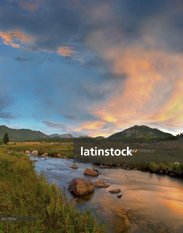 Atardecer sobre río y picos en el parque de la Moraine, Parque Nacional de Rocky Mountain, Colorado