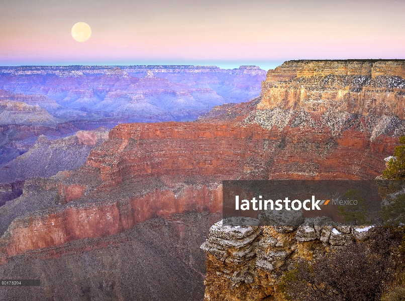 Luna llena sobre el gran cañón al atardecer visto desde el punto de Pima, Parque Nacional Gran Cañón