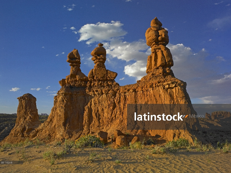 Piedra arenisca erosionada, los tres jueces, Goblin Valley State Park, Utah