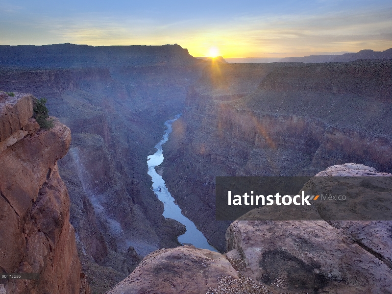 Amanecer visto desde mirador Toroweap, Parque Nacional Gran Cañón, Arizona