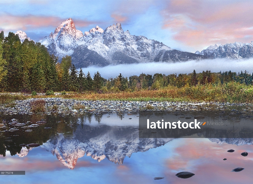 Grand Tetons reflejadas en el lago, Parque Nacional Grand Teton, Wyoming