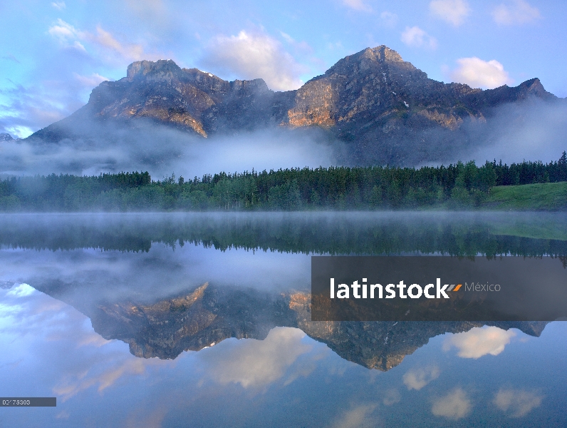 Fortaleza de montaña envuelta en niebla, país de Kananaskis, Alberta, Canadá