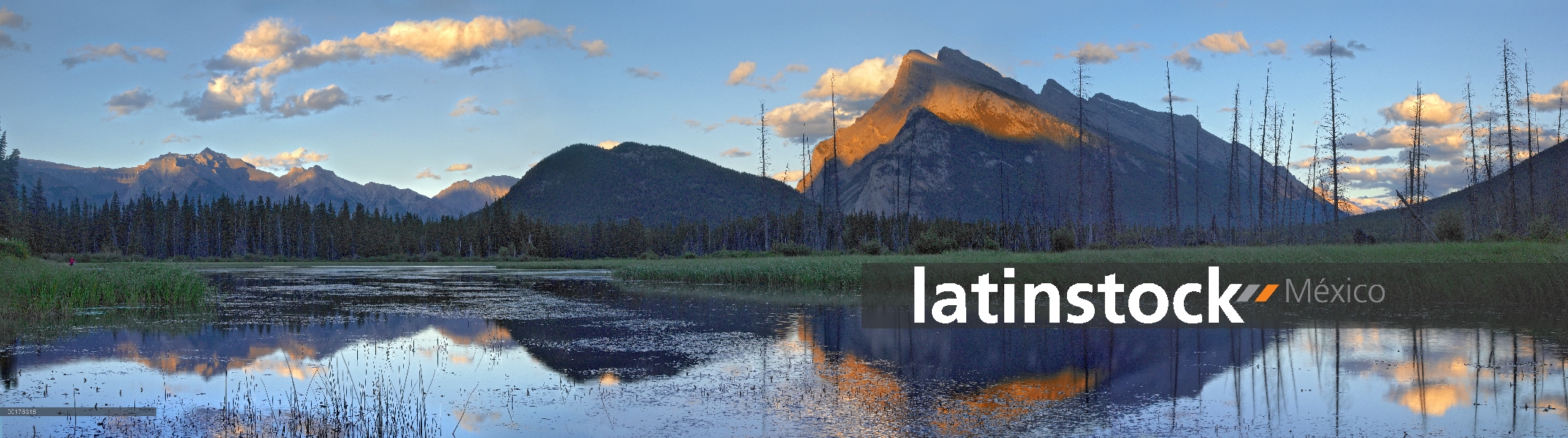 Panorama de Mt Rundle refleja en lago Vermilion, Parque nacional Banff, Alberta, Canadá