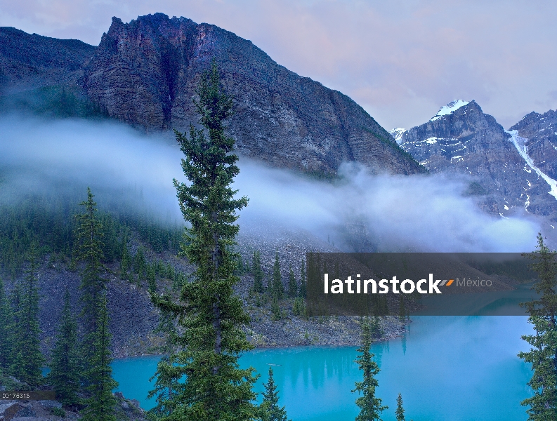 Lago Moraine en el valle de diez picos, Parque nacional Banff, Alberta, Canadá