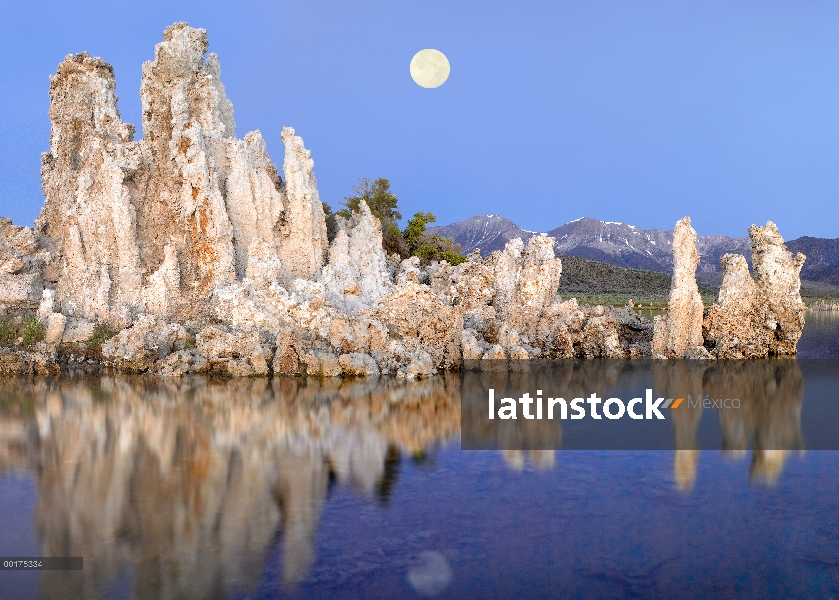 Luna llena sobre el lago Mono, con el viento y la lluvia erosionan Torres tufa y del este montañas d