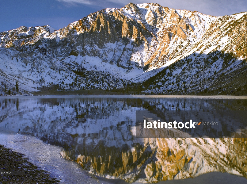 Laurel de la montaña y el lago condenado en invierno, Sierra Nevada, California del este