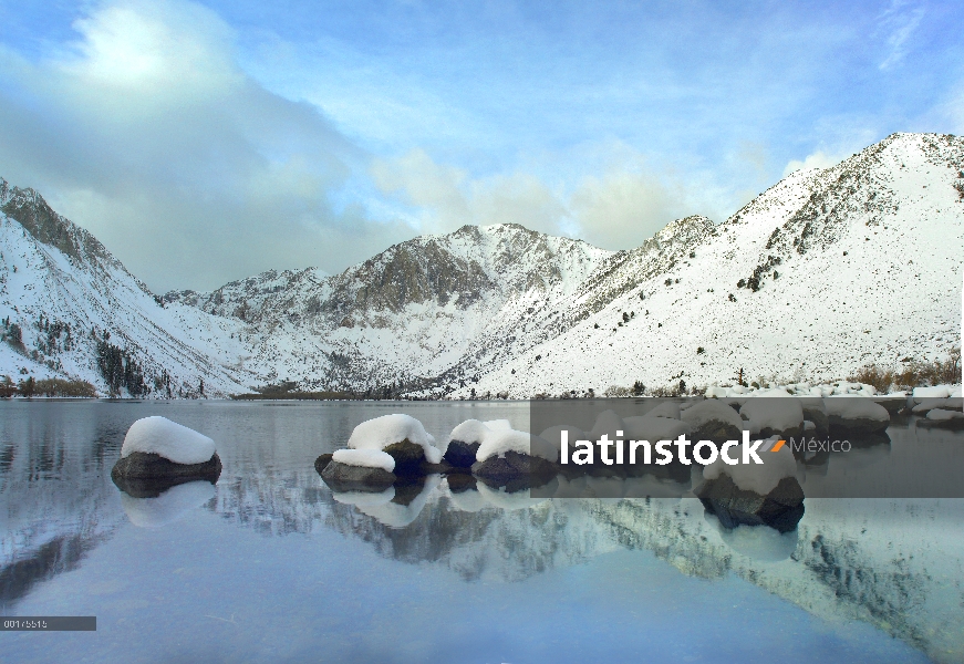 Laurel de la montaña y el lago condenado en invierno, Sierra Nevada, California del este