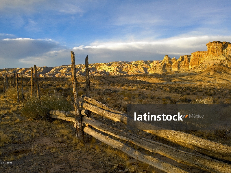 Formaciones de arenisca y valla de madera, gran escalera, monumento nacional Escalante, meseta de Ka