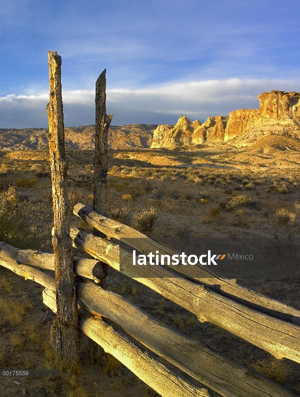 Formaciones de arenisca y valla de madera, gran escalera, monumento nacional Escalante, meseta de Ka