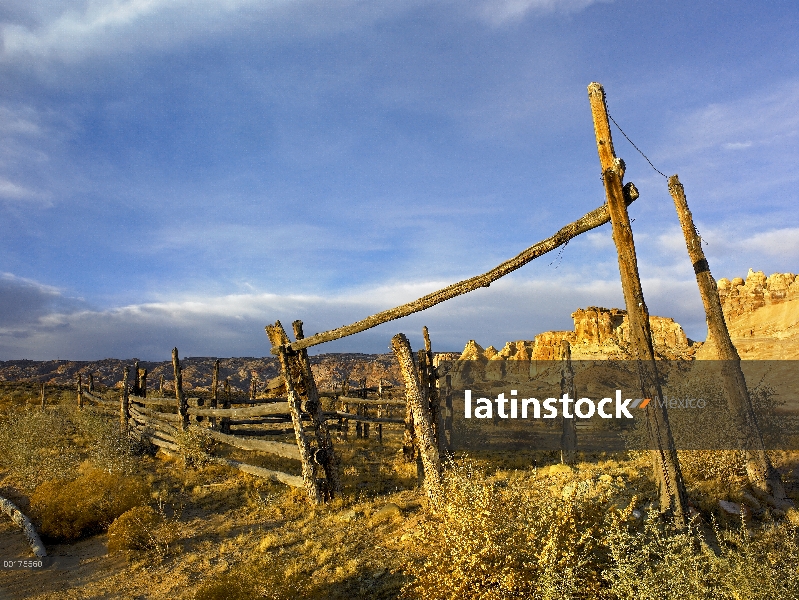 Abandonado corral de madera, gran escalera, monumento nacional Escalante, meseta de Kaiparowits, Uta