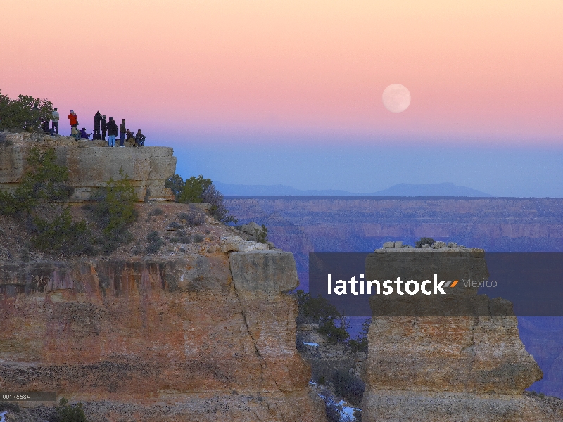 Turistas disfrutando de luna llena al atardecer y aumento en el punto de Yaki, Parque Nacional Gran 