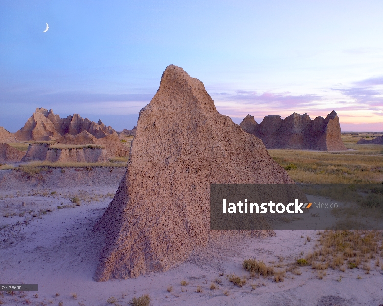 Luna sobre el paisaje que muestra rasgos erosivos, el Parque Nacional Badlands, Dakota del sur