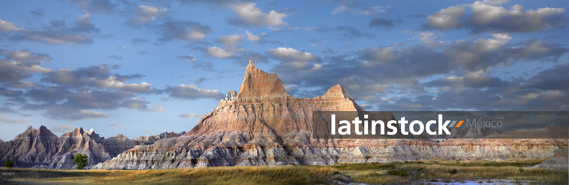 Paisaje que muestra características erosional en piedra arenisca, el Parque Nacional Badlands, Dakot