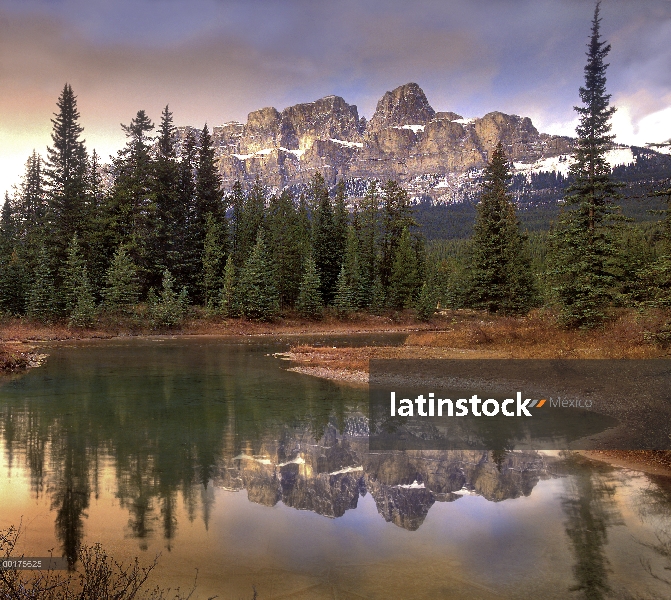 Montaña del castillo y bosque boreal reflejan en el lago, Parque nacional Banff, Alberta, Canadá