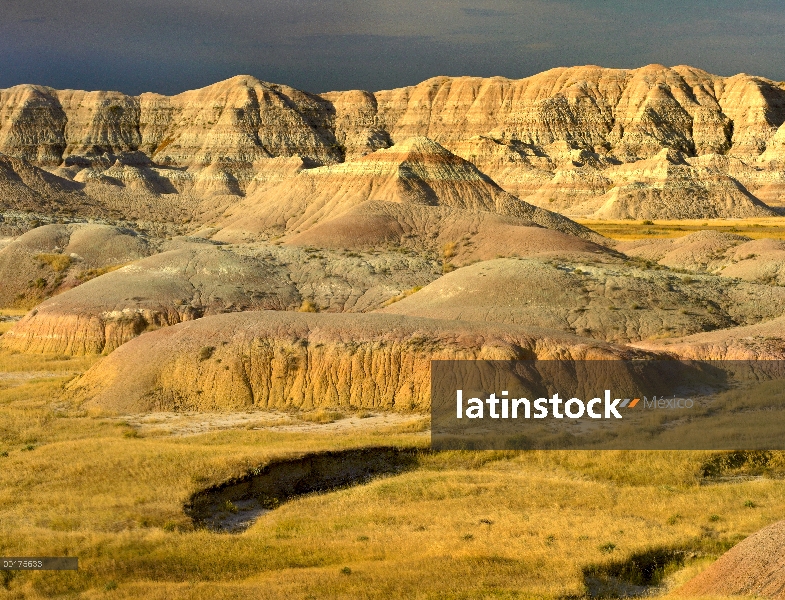 Cerros erosionados que muestran capas de roca sedimentaria, el Parque Nacional Badlands, Dakota del 