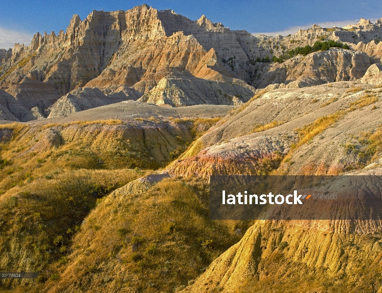 Cerros erosionados que muestran capas de roca sedimentaria, el Parque Nacional Badlands, Dakota del 