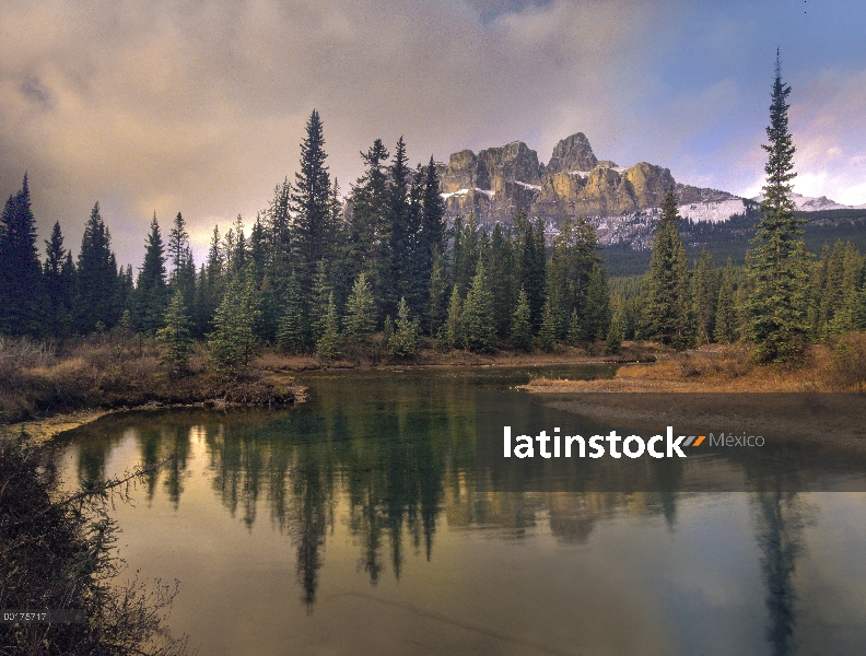 Montaña del castillo y bosque boreal reflejada en el lago, Alberta, Canadá