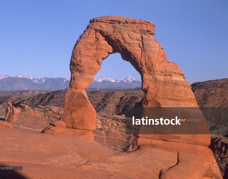 Arco delicado y montañas de La Sal, Parque Nacional Arches, Utah