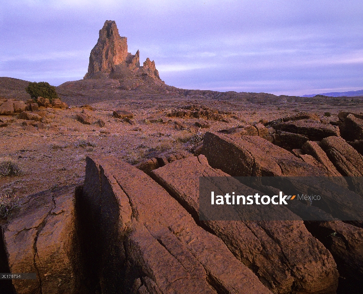 Pico de Agathla, el núcleo de basalto de un volcán extinto, Monument Valley, Arizona