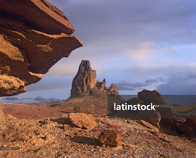 Pico de Agathla, el núcleo de basalto de un volcán extinto, Monument Valley, Arizona