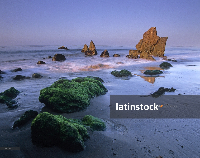 Seastacks en la playa estatal El Matador, Malibu, California